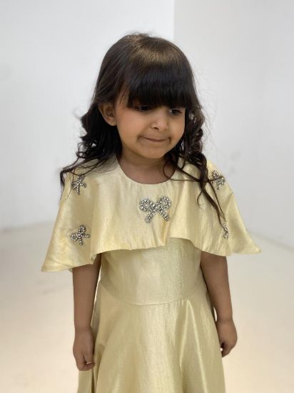 صورة فستان ذهبي مزين بفينكات لؤلؤية على الصدر